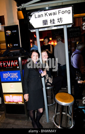 Freitagabend in der sehr beliebten Ausgehviertel Spot - Lan Kwai Fong Straße. Stockfoto