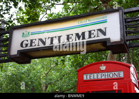 Eine öffentliche Toilette der City of Westminster unterzeichnen in Leicester Square, London, England, UK Stockfoto