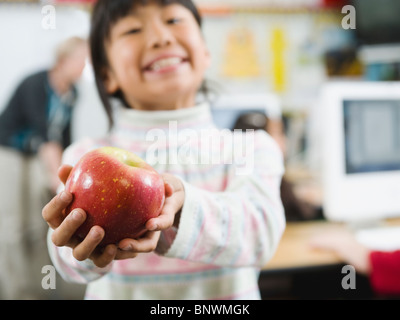 Elementare Student mit einem Apfel in der hand Stockfoto