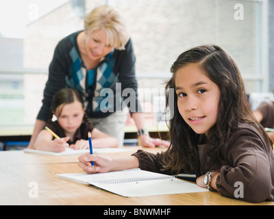 Grundschüler in ihre Hefte schreiben Stockfoto