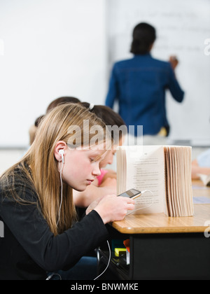 Student SMS im Klassenzimmer Stockfoto