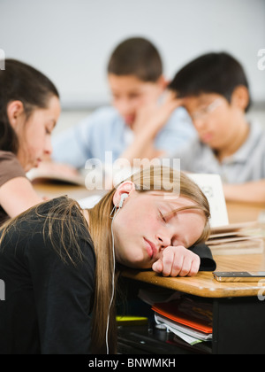 Schüler, die an ihrem Schreibtisch schlafen Stockfoto
