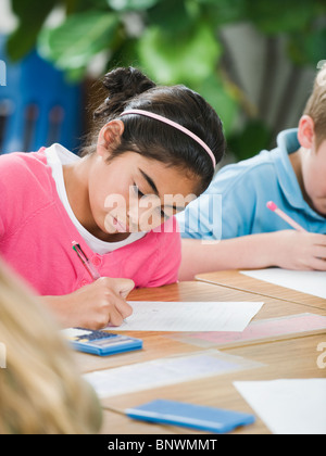 Studierende, die Mathematik Arbeit im Klassenzimmer Stockfoto