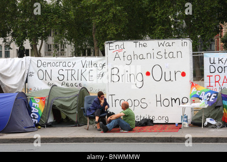 Ein Anti Afghanistan Krieg gegen das Friedenslager in Parliament Square, Westminster, London, England, Vereinigtes Königreich Stockfoto