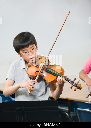 Grundschüler Musizieren im Musikunterricht Stockfoto