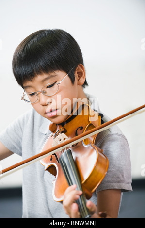 Grundschüler im Musikunterricht Geige spielen Stockfoto