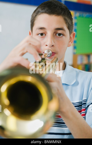 Grundschule Schüler spielen Trompete Stockfoto