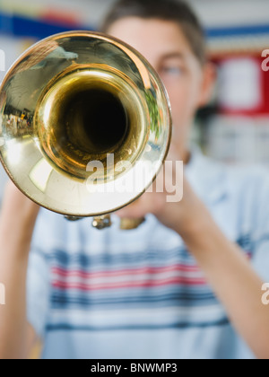 Grundschule Schüler spielen Trompete Stockfoto