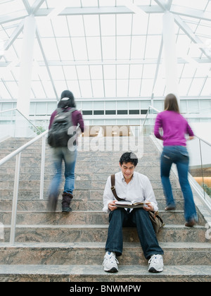 College-Studenten auf Stufen vor Bibliothek Stockfoto