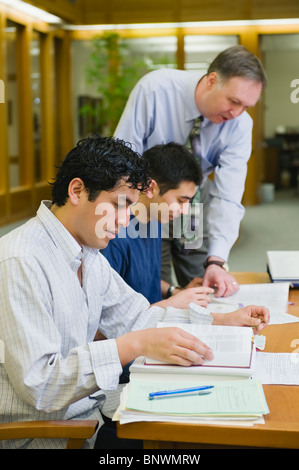 Professor Unterweisung an College-Studenten Stockfoto