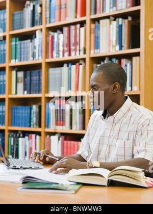 College-Studentin in der Bibliothek arbeiten Stockfoto