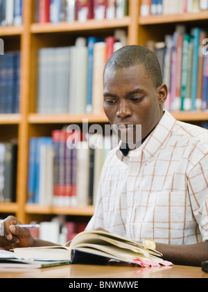 College-Studentin in der Bibliothek arbeiten Stockfoto