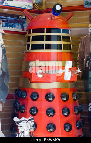 Doctor Who Zeichen in einem Schaufenster in Weston Stockfoto