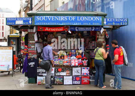 Touristen in ein Souvenir stall auf Oxford Straße, London, England, Vereinigtes Königreich Stockfoto