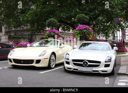 Ferrari und Mercedes Autos auf einer Londoner Straße. Stockfoto