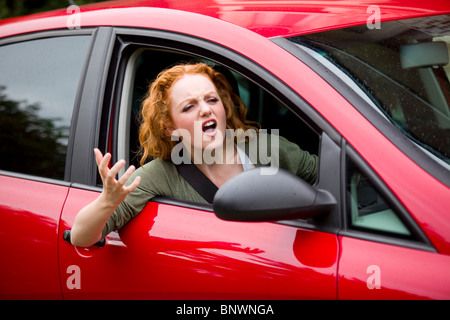 Frau Treiber verärgert über einen anderen Treiber Stockfoto