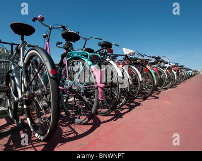 Viele Fahrräder parken beim öffentlichen Fahrradpark in Amsterdam Niederlande Stockfoto