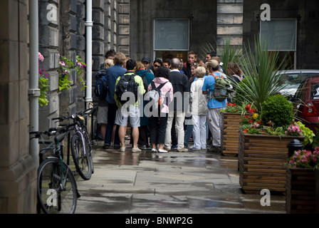 Gruppe von Touristen in die City Chambers, Edinburgh, Schottland. Stockfoto