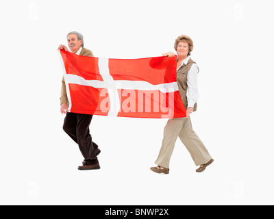 zwei Menschen, die die Dänemark-Flagge Stockfoto