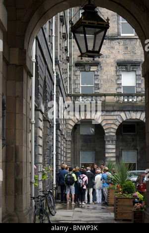 Gruppe von Touristen in die City Chambers, Edinburgh, Schottland. Stockfoto