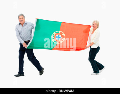 zwei Menschen, die die portugiesische Flagge Stockfoto