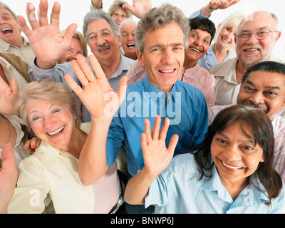 Eine Gruppe von Menschen, die winken Stockfoto