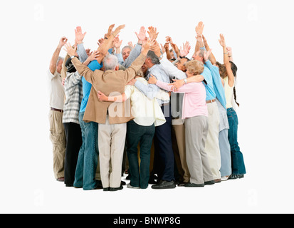 Eine Gruppe von Menschen umarmen und ihre Arme Stockfoto