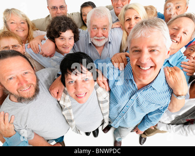 Eine Gruppe von Menschen, die mit ihre Arme umeinander stehen Stockfoto