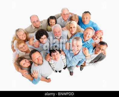 Eine Gruppe von Menschen, die mit ihre Arme umeinander stehen Stockfoto
