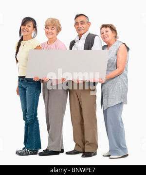 vier Personen halten ein leeres Plakat Stockfoto