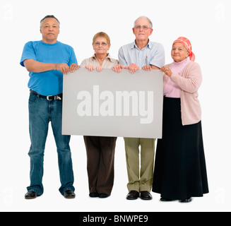 vier Personen halten ein leeres Plakat Stockfoto