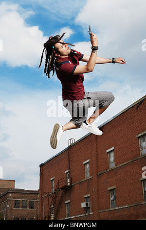 Teenager in die Luft springen Stockfoto