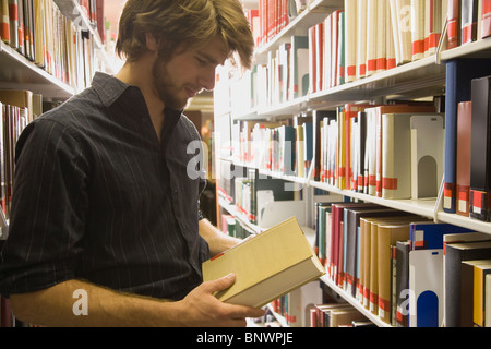 Teenager-Studentin in Bibliothek Stockfoto