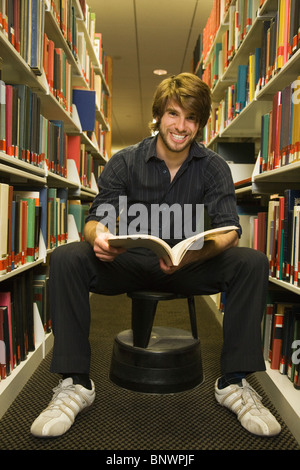 Teenager-Studentin in Bibliothek Stockfoto