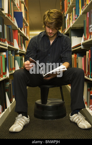 Teenager-Studentin in Bibliothek Stockfoto