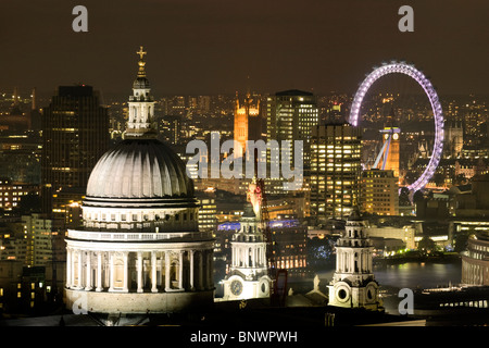 London Skyline bei Nacht, aerial view Stockfoto