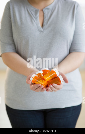 Frau mit mehreren Flaschen von verschreibungspflichtigen Medikamenten Stockfoto