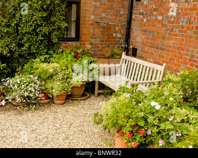 Bank in Courtyand in den floralen Ornamantal Gärten im Chenies Manor House, Bucks, UK Stockfoto