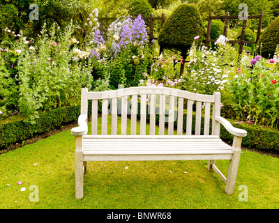 Bank in der floralen Ziergärten im Chenies Manor House, Bucks, UK Stockfoto