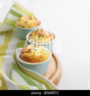 Drei Käse und Schnittlauch Soufflés Stockfoto