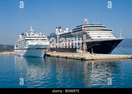 Touristischen Kreuzfahrtschiffen im Hafen auf der griechischen Insel Korfu Griechenland GR Stockfoto