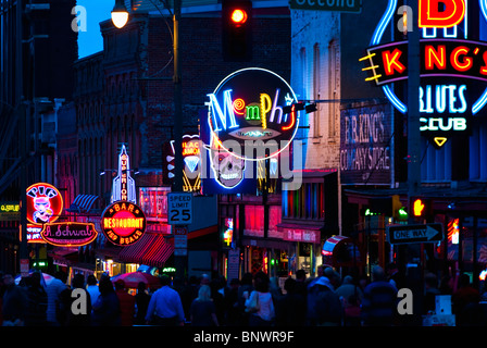 Leuchtzeichen auf der Beale Street in Memphis Stockfoto