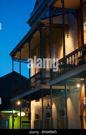 Balkone in der Nacht im French Quarter von New Orleans Stockfoto