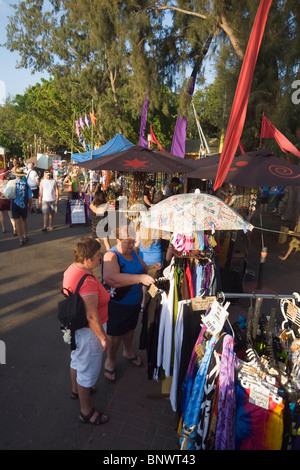 Kleidung und Kunsthandwerk Ständen am Mindil Beach Sunset Markets. Darwin, Northern Territory, Australien. Stockfoto