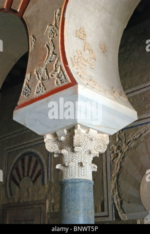 Bogen und Spalte Detail in der Halle von Abd al-Rahman III, Medina Azahara (Madinat al-Zahra), in der Nähe von Cordoba, Andalusien, Spanien. Stockfoto