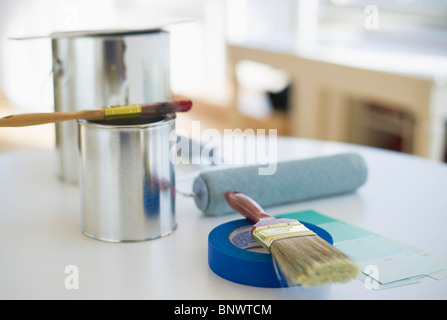 Farbe Dosen Pinsel Walze und Farbe Farbfelder Stockfoto