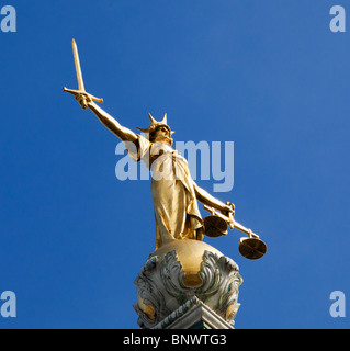 Old Bailey Statue of Justice vor blauem Himmel Stockfoto