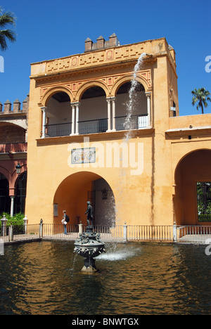 Alcazar - Schloss der Könige, Brunnen und Pool in den Gärten, Sevilla, Provinz Sevilla, Andalusien, Spanien, Westeuropa. Stockfoto