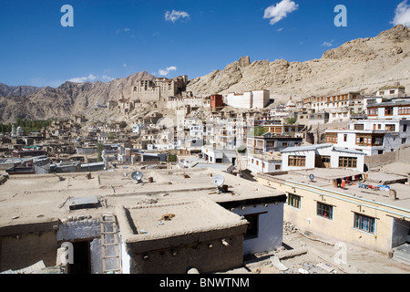 Ansicht der Stadt Leh und der Palast in Indien. Stockfoto