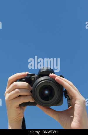 Hände halten eine Digitalkamera Stockfoto
